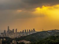 奇观，黄昏偶遇秋雨十分钟扫过青岛主城