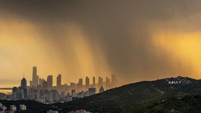 奇观，黄昏偶遇秋雨十分钟扫过青岛主城