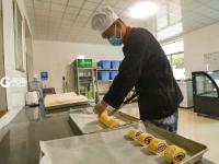 军营“粮草官”拍了拍你的肚皮，并对你说...