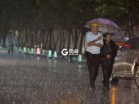 青岛突降大雨，路上行人措手不及