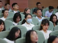 一睹“最美教师”事迹报告会上的高颜值们