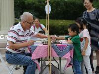 国象爷爷变身孩子王 孩子们排队来PK 