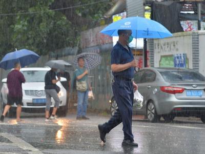 中东部地区有大范围降水过程，华北北部和辽宁西部等地有强对流天气