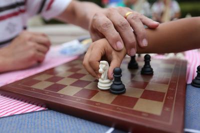 国象爷爷变身孩子王 孩子们排队来PK 