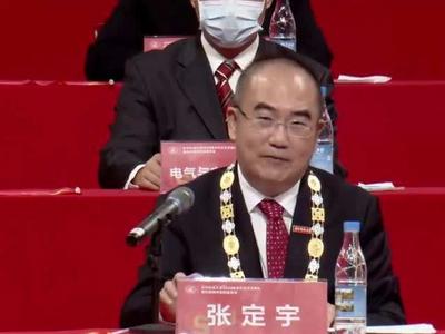 张定宇回母校在本科生开学典礼上谈抗击渐冻症，多次被掌声打断