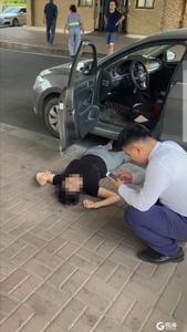 暖心！车内驾驶员手脚抽搐青岛市民展开生死营救