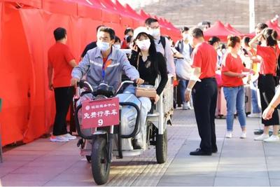 拉风画面有没有？当省状元在北大遇到三轮车，呈现出的叫浪漫“乘”和谐