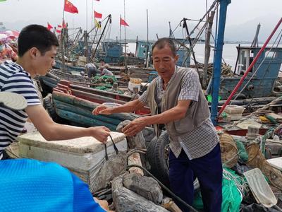 崂山区港东社区渔码头开海首日：出海船只160艘左右，总收获量约4万斤