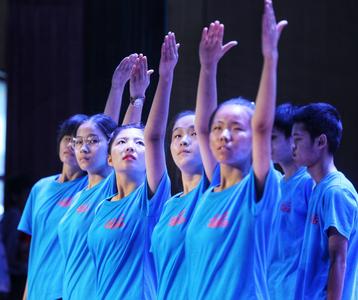 看不见的世界，听得见的歌声，青岛市盲校全体师生用歌声迎接祖国七十一华诞