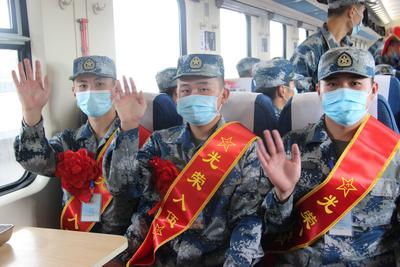青岛今年入伍首批新兵启运，全市大学生新兵征集比例首次突破90%