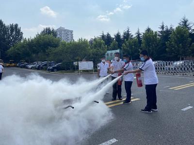 惊！“大鼻子”校车行驶中突然冒烟……别慌！原来是一场虚惊
