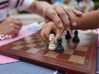 国象爷爷变身孩子王 孩子们排队来PK 