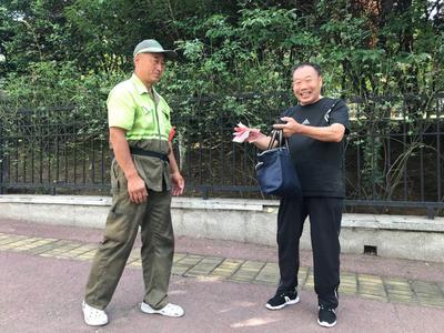 他在青岛丢了提包，竟然不着急去寻找，原因是他知道“青岛好人多！”
