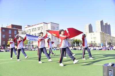 小康路上有你有我！青岛六十一中秋季田径运动会开幕式上演《我和我的祖国》！