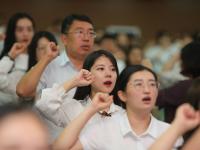 一睹“最美教师”事迹报告会上的高颜值们