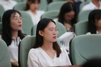 一睹“最美教师”事迹报告会上的高颜值们