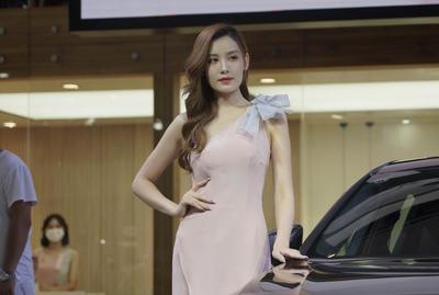 车展开幕了，一起来看车模小姐姐们