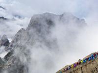不识华山真面目，只缘云雾漫山中