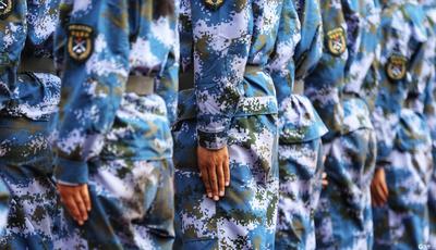 今年军训不一样 学长学姐当教官