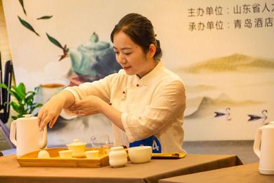 喝茶也是个技术活！茶艺大赛在青举行，41双巧手流转茶水间，温文尔雅地角逐