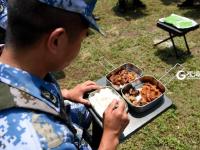 来了来了！“外卖”都被送到了野外训练场