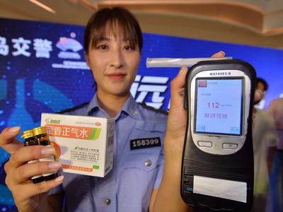 醉驾司机事故后引发大面积交通延误，被崂山交警视频监控系统发现并查获