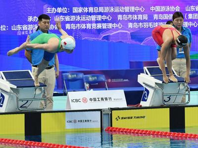 亚洲纪录作古，全国纪录被破！青岛泳池内，佳绩频“触壁”