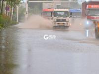 青岛突降大雨，路上行人措手不及