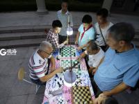 国象爷爷变身孩子王 孩子们排队来PK 