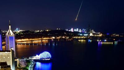 一颗火流星 照亮岛城夜空