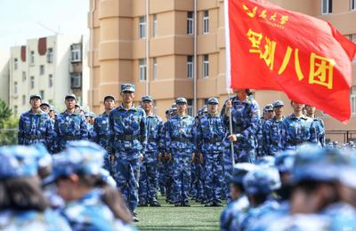 今年军训不一样 学长学姐当教官