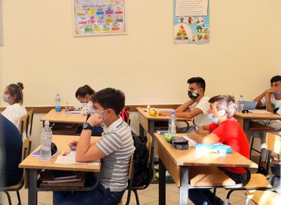 阿尔巴尼亚中小学新学年开学