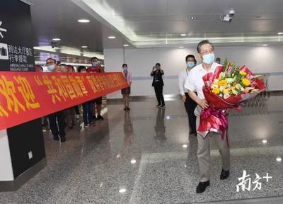 钟南山凯旋广州，当晚这一幕幕爆屏，网友热评：这才是真正的明星与追星！