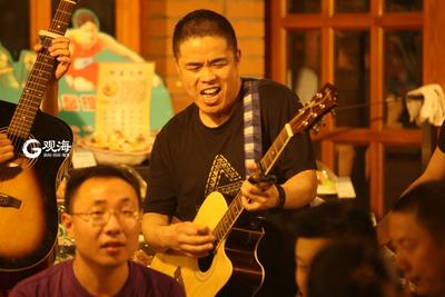 流浪歌手 生活的不易都在歌里