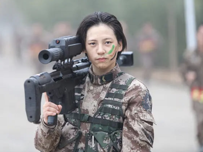 00后女狙击手光荣退伍！想圆自己的大学梦，真·兵王进校园 