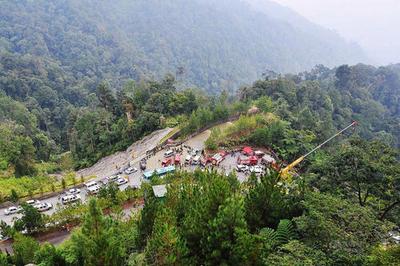 玻利维亚一辆公共汽车坠入山谷，造成19人死亡、24人受伤