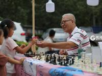 国象爷爷变身孩子王 孩子们排队来PK 