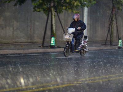 今明两天阴雨来“打卡”，胶州发布雷电黄色预警，你被“局”了吗？