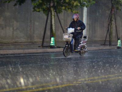 今明两天阴雨来“打卡”，胶州发布雷电黄色预警，你被“局”了吗？