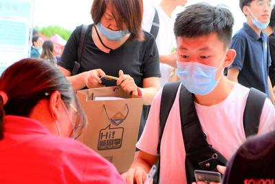 因青岛而选择了琴岛，又因琴岛而爱上了青岛，琴岛学院迎来首批本科新生