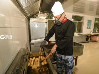 军营“粮草官”拍了拍你的肚皮，并对你说...