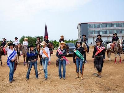 女版牛仔有点忙，身姿挺拔美又飒