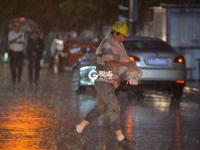 青岛突降大雨，路上行人措手不及