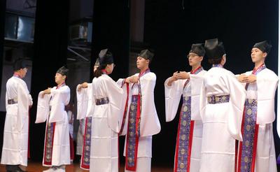 心中有圣贤，因而见贤思齐，修君子之德，树仁者之风，青岛二中举行祭孔大典