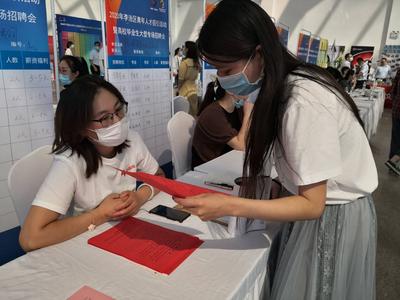 李沧区这场高校毕业生大型专场招聘会，300家企业提供了5000余个就业岗位