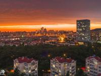 似火晚霞点亮青岛，城市上演震撼大片