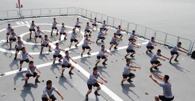 海上体能还能这么练 一起看舰艇兵的花式健身