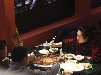 聚焦火锅“隐形”浪费：你会把剩下的菜“埋”到锅里吗？