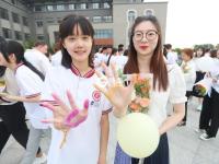 老师请您站C位 接受学生们的“花样祝福”