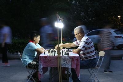 国象爷爷变身孩子王 孩子们排队来PK 